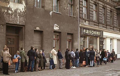 ddr lange käufer schlangen|More.